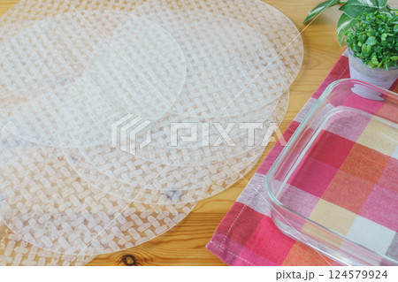 ライスペーパーと水の入った器|ライスペーパーを水で戻すイメージ ライスペーパーと水の入った器|ライスペーパーを水で戻すイメージ 124579924