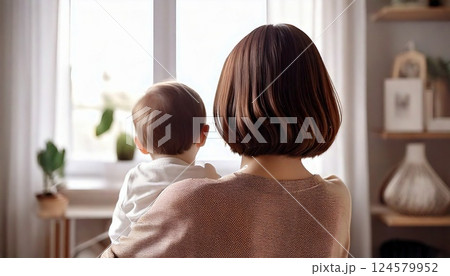 女性が部屋で子供を抱っこしている後ろ姿 女性が部屋で子供を抱っこしている後ろ姿 124579952
