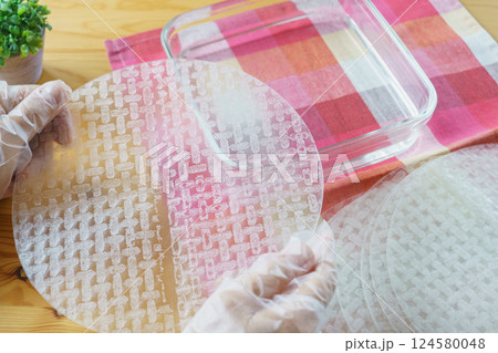 ライスペーパーと水の入った器|ライスペーパーを水で戻すイメージ ライスペーパーと水の入った器|ライスペーパーを水で戻すイメージ 124580048