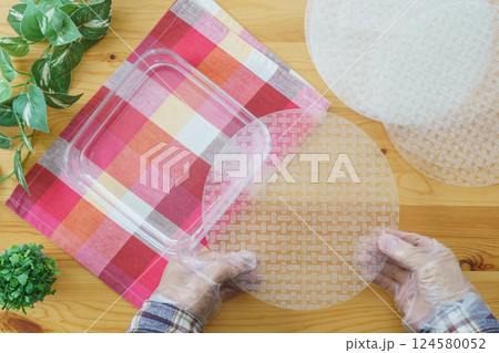 ライスペーパーと水の入った器｜ライスペーパーを水で戻すイメージ 124580052