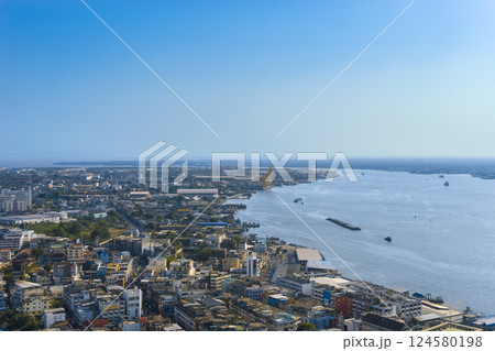 タイ・チャオプラヤー川河口域の眺望 / Samut Prakan, Thailand 124580198