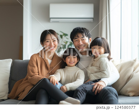 楽しく育児をしている仲良しファミリー 124580377