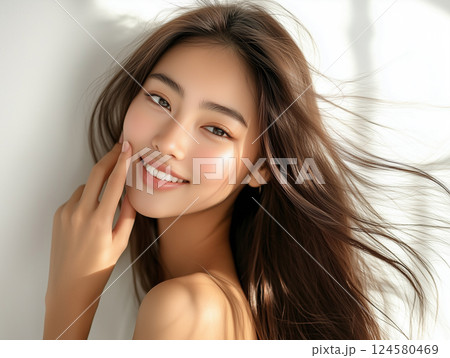 振り向く女性 124580469