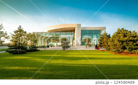 瀟洒な美術館のイメージ 124580489