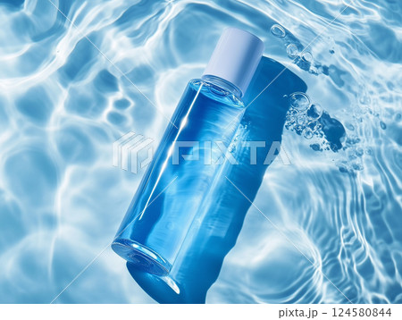 夏に活躍するコスメのボトルのイメージ	 124580844