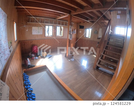 以東岳の狐穴小屋内部 以東岳の狐穴小屋内部 124581229