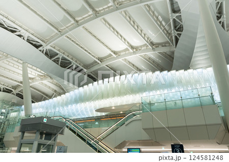羽田空港　国際線ターミナルの洗練されたインテリア　旅行に出発　東京都大田区 124581248