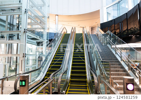羽田空港　エスカレーターとエレベーター　東京都大田区 124581259