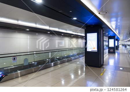 金浦国際空港の鉄道乗り場へ向かう　動く歩道　A'REX　韓国 124581264