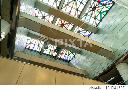 金浦国際空港の鉄道駅の天井　動く歩道　A'REX　韓国 124581265