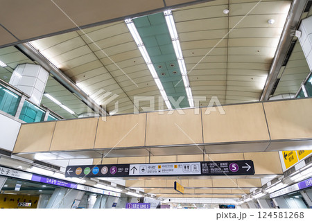 金浦国際空港で電車に乗る　A'REX　韓国旅行 124581268