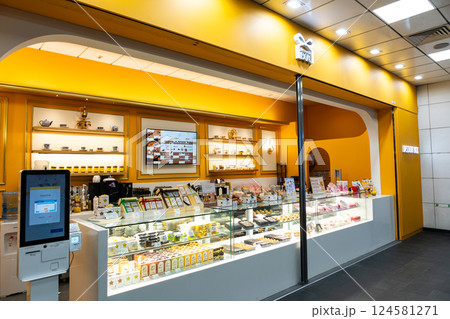 ソウル駅のお土産売場　韓国 124581271