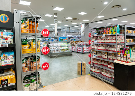 ソウル駅のスーパーマーケットでお買い物 LOTTE Mart ZETTAPLEX 韓国ソウル ソウル駅のスーパーマーケットでお買い物 LOTTE Mart ZETTAPLEX 韓国ソウル 124581279