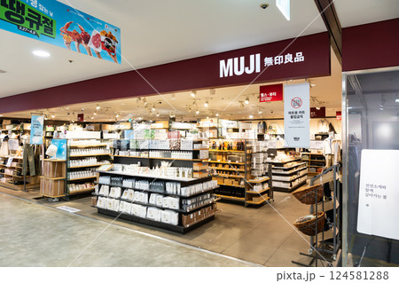 ソウル駅のLOTTE Mart ZETTAPLEXにある無印良品でお買い物　春の青空　韓国ソウル 124581288
