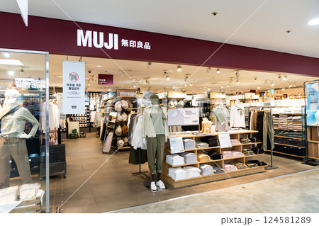 ソウル駅のLOTTE Mart ZETTAPLEXの無印良品でお買い物　春の青空　韓国ソウル 124581289