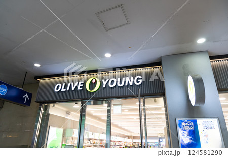ソウル駅のLOTTE Mart ZETTAPLEXにあるOlive Young 春の青空 韓国ソウル ソウル駅のLOTTE Mart ZETTAPLEXにあるOlive Young 春の青空 韓国ソウル 124581290