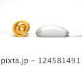 ＠マークの形をしたチーズに近づくマウス 124581491