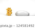 ビットコインマークの形にしたチーズに近づくマ 124581492