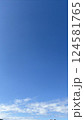 夏の青空と白い雲 124581765