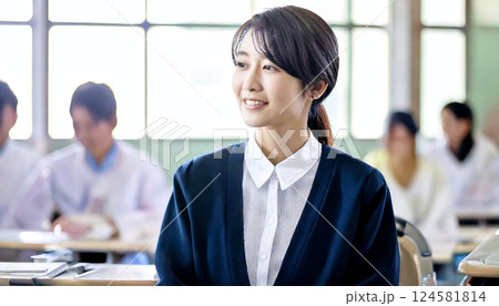 授業を受ける女子大学生,generative ai_ワイド 124581814