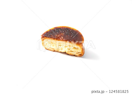 キャラメリゼがツヤツヤとしたクイニーアマンの断面斜め 124581825