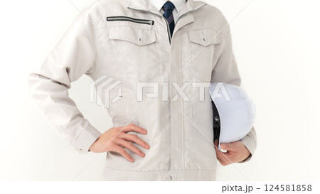 作業着の若い男性 手元 作業着の若い男性 手元 124581858