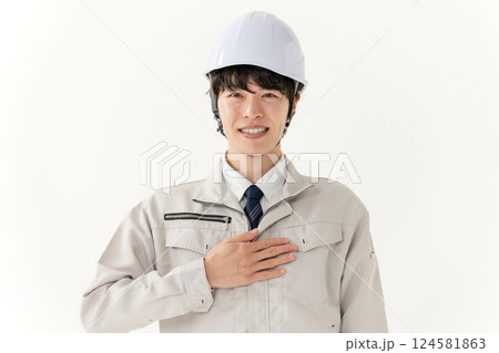 作業着の若い男性 124581863