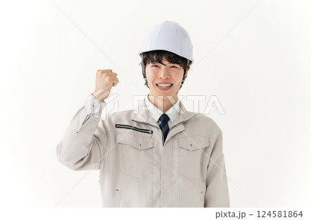 作業着の若い男性　ガッツポーズ 124581864