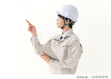 作業着の若い男性　タブレット 124581876