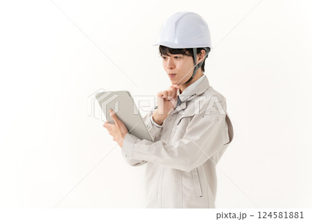 作業着の若い男性 タブレット 作業着の若い男性 タブレット 124581881
