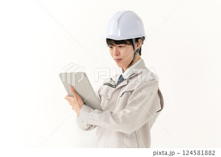 作業着の若い男性 タブレット 作業着の若い男性 タブレット 124581882