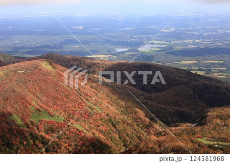 栃木県那須町茶臼岳からの紅葉の眺め 栃木県那須町茶臼岳からの紅葉の眺め 124581968