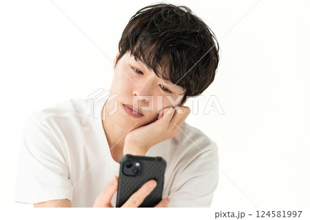 スマホを見る男性 スマホを見る男性 124581997