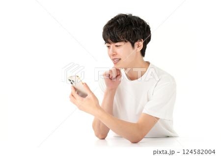 スマホを見る男性 スマホを見る男性 124582004
