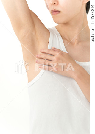 美容男子　ムダ毛処理　脇脱毛　手元 124582014