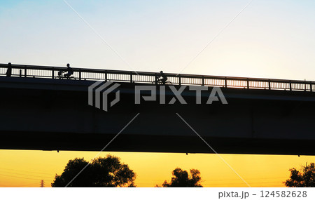 東京都板橋区舟渡と埼玉県戸田市川岸の間で荒川に架かる国道17号（中山道）の戸田橋の夕暮れの風景 124582628