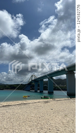 古宇利大橋と青い海 124582776