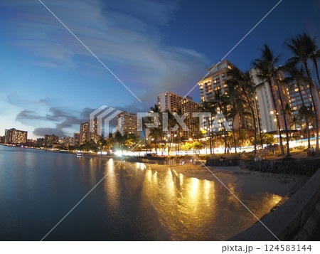 ハワイのワイキキビーチ、海岸線 124583144