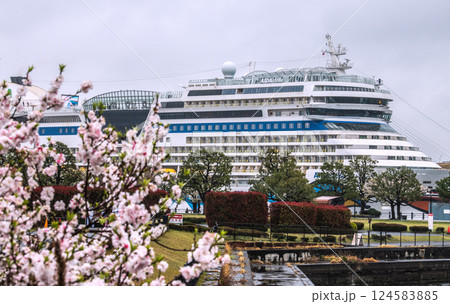 日本の横浜都市景観初入港したアイーダ・ステラが大さん橋に停泊中…雨。冬の寒さに逆戻り…=4月1日 日本の横浜都市景観初入港したアイーダ・ステラが大さん橋に停泊中…雨。冬の寒さに逆戻り…=4月1日 124583885