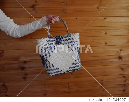 夏用のカゴバック 124584097
