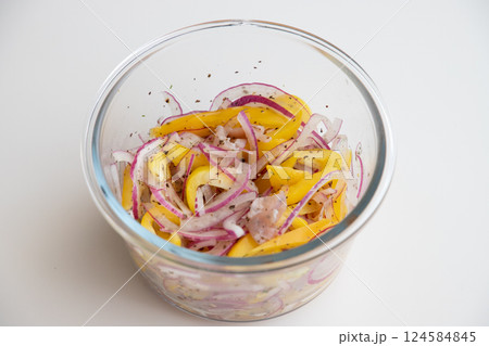 レッドオニオンと黄色パプリカのラペ 作り置き料理 レッドオニオンと黄色パプリカのラペ 作り置き料理 124584845