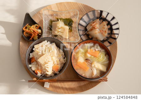 タケノコの炊き込みごはんと具沢山のお味噌汁と若竹煮など小鉢の和定食 日本の家庭料理 タケノコの炊き込みごはんと具沢山のお味噌汁と若竹煮など小鉢の和定食 日本の家庭料理 124584848