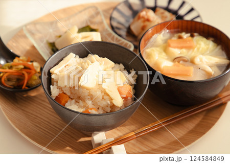 タケノコの炊き込みごはんと具沢山のお味噌汁と若竹煮など小鉢の和定食　日本の家庭料理 124584849
