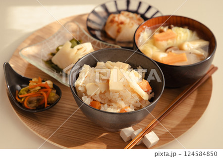タケノコの炊き込みごはんと具沢山のお味噌汁と若竹煮など小鉢の和定食　日本の家庭料理 124584850