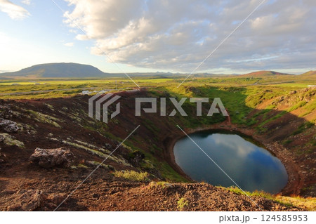 美しい火口湖で夕暮れのトレッキング 124585953