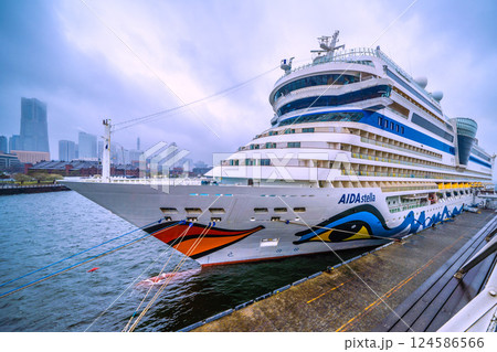 日本の横浜都市景観初入港したアイーダ・ステラが大さん橋に停泊中…雨。冬の寒さに逆戻り…=4月1日 日本の横浜都市景観初入港したアイーダ・ステラが大さん橋に停泊中…雨。冬の寒さに逆戻り…=4月1日 124586566