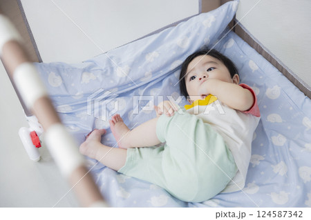 ベビーベッドの中の赤ちゃん 124587342