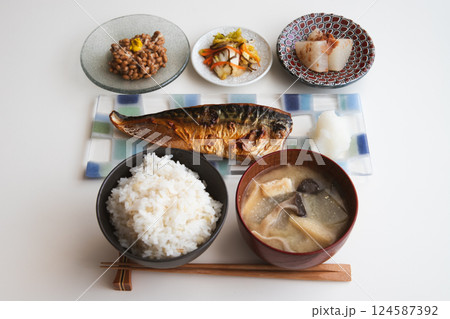 塩サバの納豆定食(塩サバ・ごはん・エリンギと大根と揚げのお味噌汁・納豆・大根の梅煮・白菜の漬物) 塩サバの納豆定食(塩サバ・ごはん・エリンギと大根と揚げのお味噌汁・納豆・大根の梅煮・白菜の漬物) 124587392