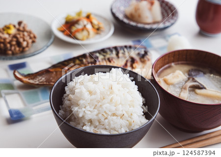 塩サバの納豆定食(塩サバ・ごはん・エリンギと大根と揚げのお味噌汁・納豆・大根の梅煮・白菜の漬物) 124587394