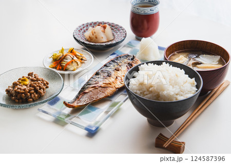 塩サバの納豆定食(塩サバ・ごはん・エリンギと大根と揚げのお味噌汁・納豆・大根の梅煮・白菜の漬物) 塩サバの納豆定食(塩サバ・ごはん・エリンギと大根と揚げのお味噌汁・納豆・大根の梅煮・白菜の漬物) 124587396